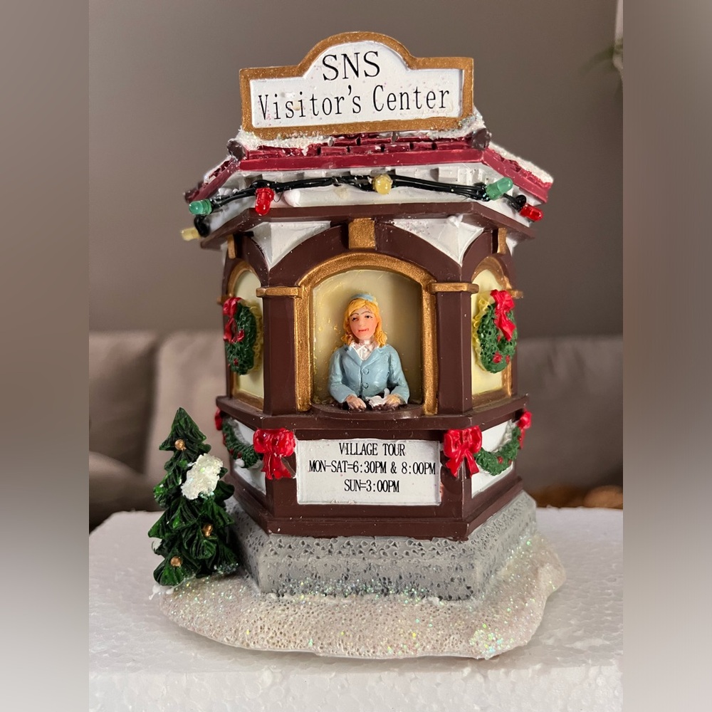 ▪️St Nicholas Square Visitor's Center Lighted Christmas Village Accessory In Box